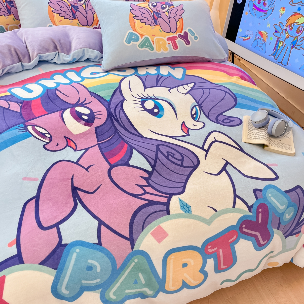 91家纺网 家纺一手货源 找家纺 金爱家 2025新款正版小马宝莉授权大版卡通平网数码印花加厚高克重牛奶绒系列四件套 绒大版-派对时刻