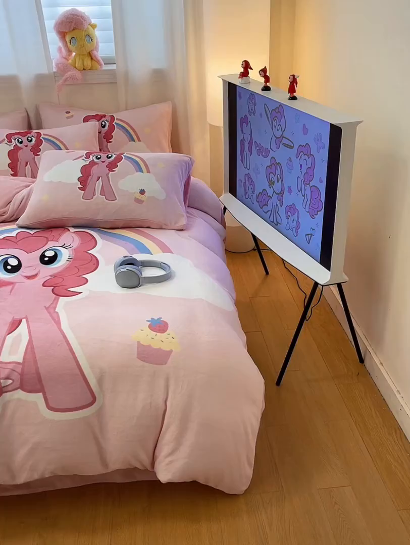 91家纺网 家纺一手货源 找家纺 金爱家 2025新款正版小马宝莉授权大版卡通平网数码印花加厚高克重牛奶绒系列四件套 绒大版-彩虹好朋友