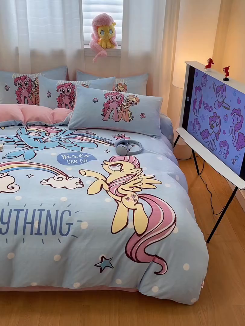 91家纺网 家纺一手货源 找家纺 金爱家 2025新款正版小马宝莉授权大版卡通平网数码印花加厚高克重牛奶绒系列四件套 绒大版-友谊的魔力