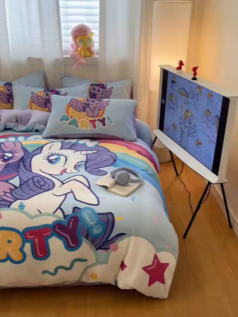 91家纺网 家纺一手货源 找家纺 金爱家 2025新款正版小马宝莉授权大版卡通平网数码印花加厚高克重牛奶绒系列四件套 绒大版-派对时刻