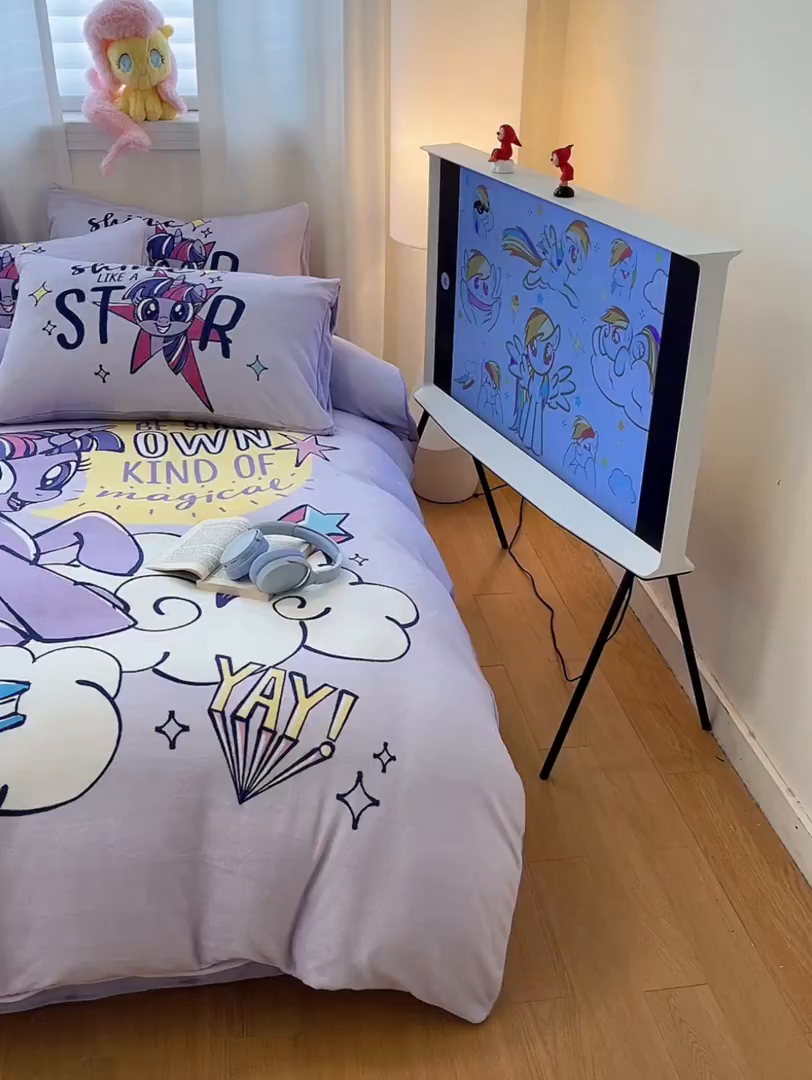 91家纺网 家纺一手货源 找家纺 金爱家 2025新款正版小马宝莉授权大版卡通平网数码印花加厚高克重牛奶绒系列四件套 绒大版-闪亮紫悦