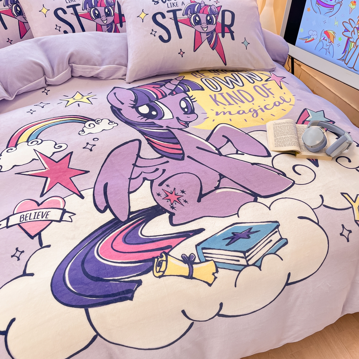 91家纺网 家纺一手货源 找家纺 金爱家 2025新款正版小马宝莉授权大版卡通平网数码印花加厚高克重牛奶绒系列四件套 绒大版-闪亮紫悦