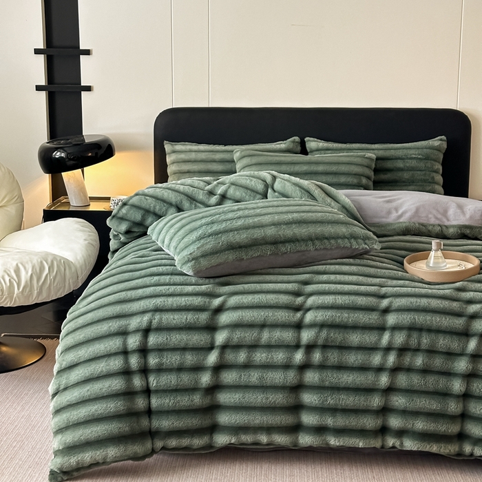 91家纺网 家纺一手货源 找家纺 居易简 2025新款亲肤保暖皮草绒牛奶绒AB面美拉德抽条兔毛绒四件套 优雅绿