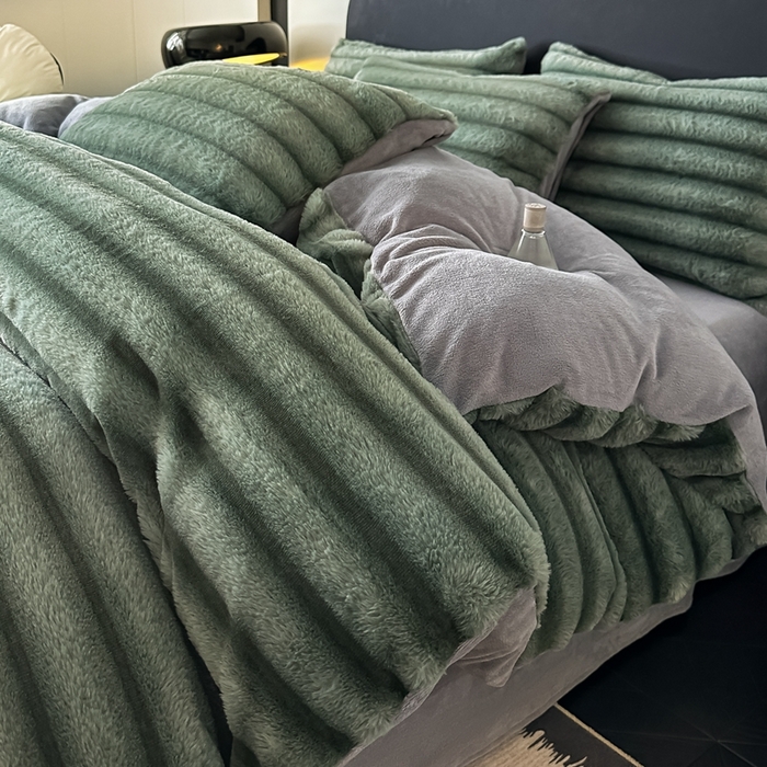 91家纺网 家纺一手货源 找家纺 居易简 2025新款亲肤保暖皮草绒牛奶绒AB面美拉德抽条兔毛绒四件套 优雅绿