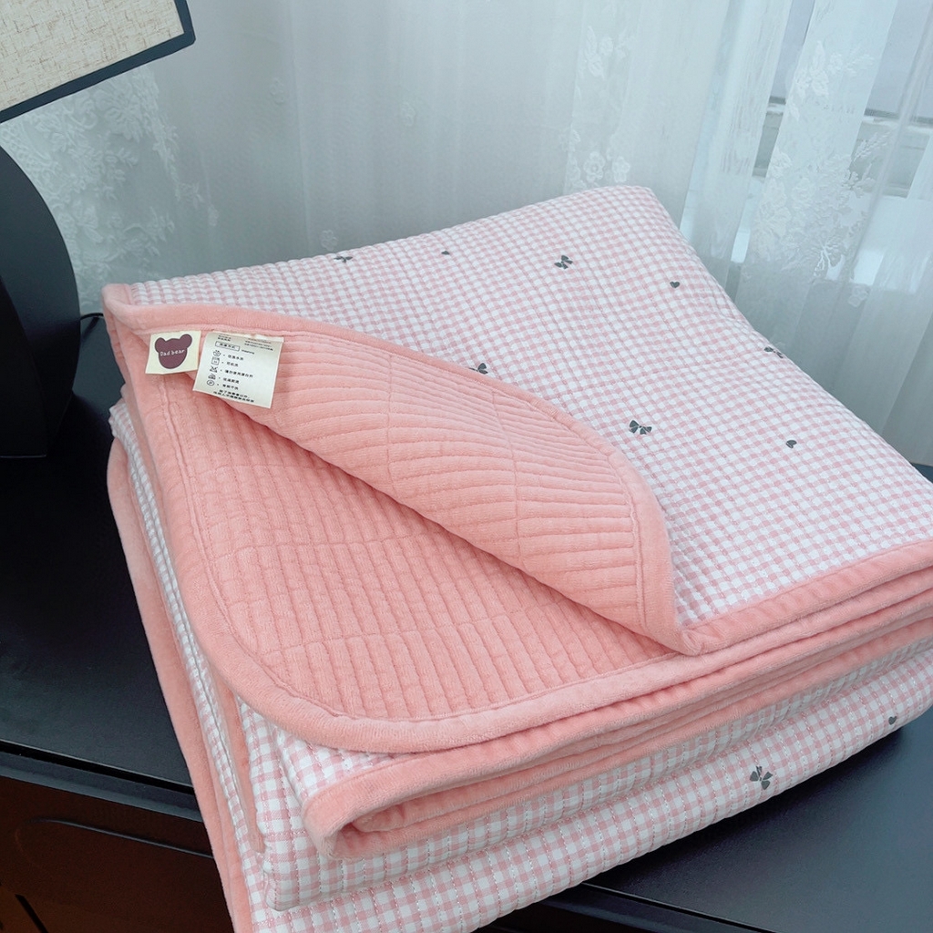 91家纺网 家纺一手货源 找家纺 暖居 2025新款棉加绒印花床盖 点点蝴蝶结