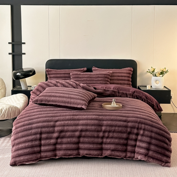 91家纺网 家纺一手货源 找家纺 居易简 2025新款亲肤保暖皮草绒牛奶绒AB面美拉德抽条兔毛绒四件套 优雅紫