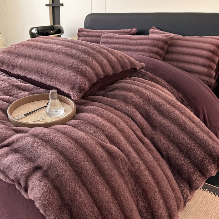 91家纺网 家纺一手货源 找家纺 居易简 2025新款亲肤保暖皮草绒牛奶绒AB面美拉德抽条兔毛绒四件套 优雅紫