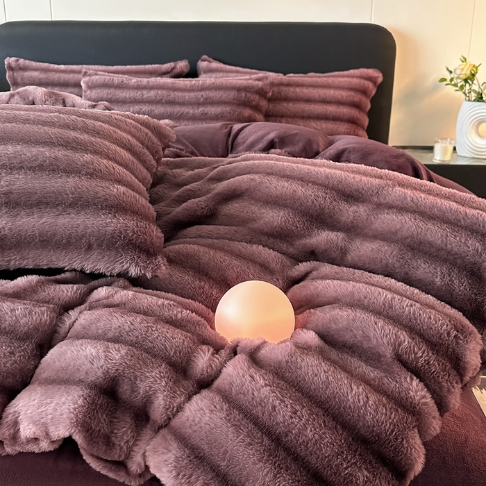 91家纺网 家纺一手货源 找家纺 居易简 2025新款亲肤保暖皮草绒牛奶绒AB面美拉德抽条兔毛绒四件套 优雅紫