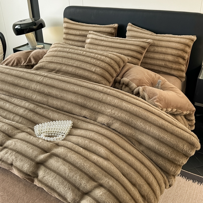 91家纺网 家纺一手货源 找家纺 （总）居易简 2025新款亲肤保暖皮草绒牛奶绒AB面美拉德抽条兔毛绒四件套