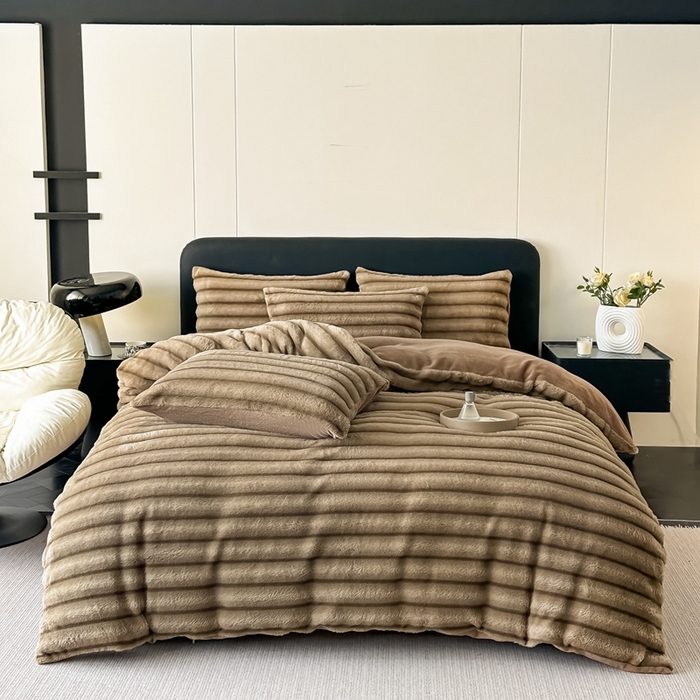 91家纺网 家纺一手货源 找家纺 （总）居易简 2025新款亲肤保暖皮草绒牛奶绒AB面美拉德抽条兔毛绒四件套