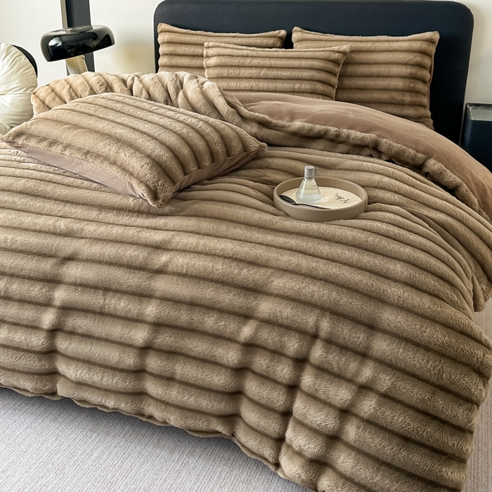 91家纺网 家纺一手货源 找家纺 （总）居易简 2025新款亲肤保暖皮草绒牛奶绒AB面美拉德抽条兔毛绒四件套