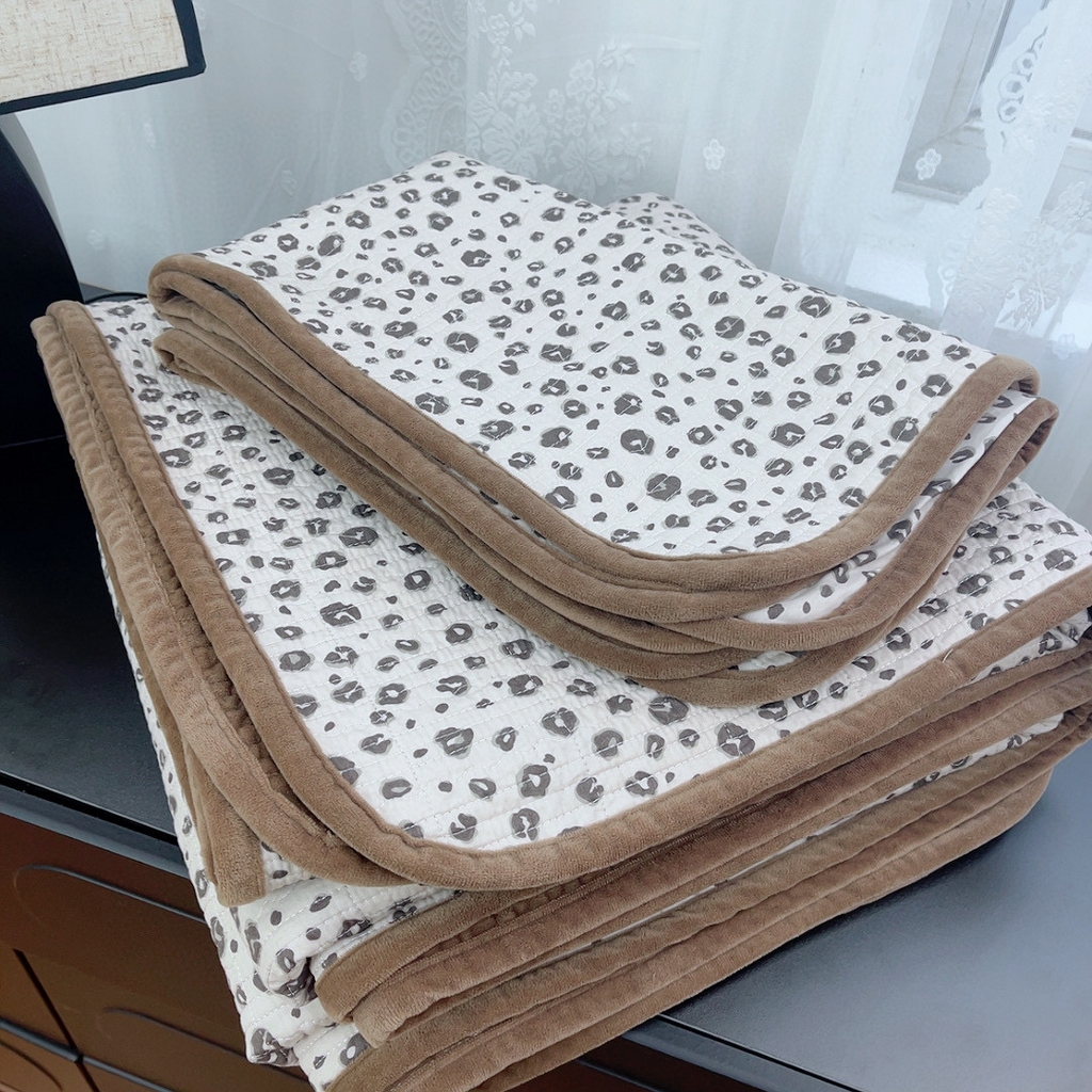 暖居 2025新款棉加绒印花床盖 黑巧豹纹