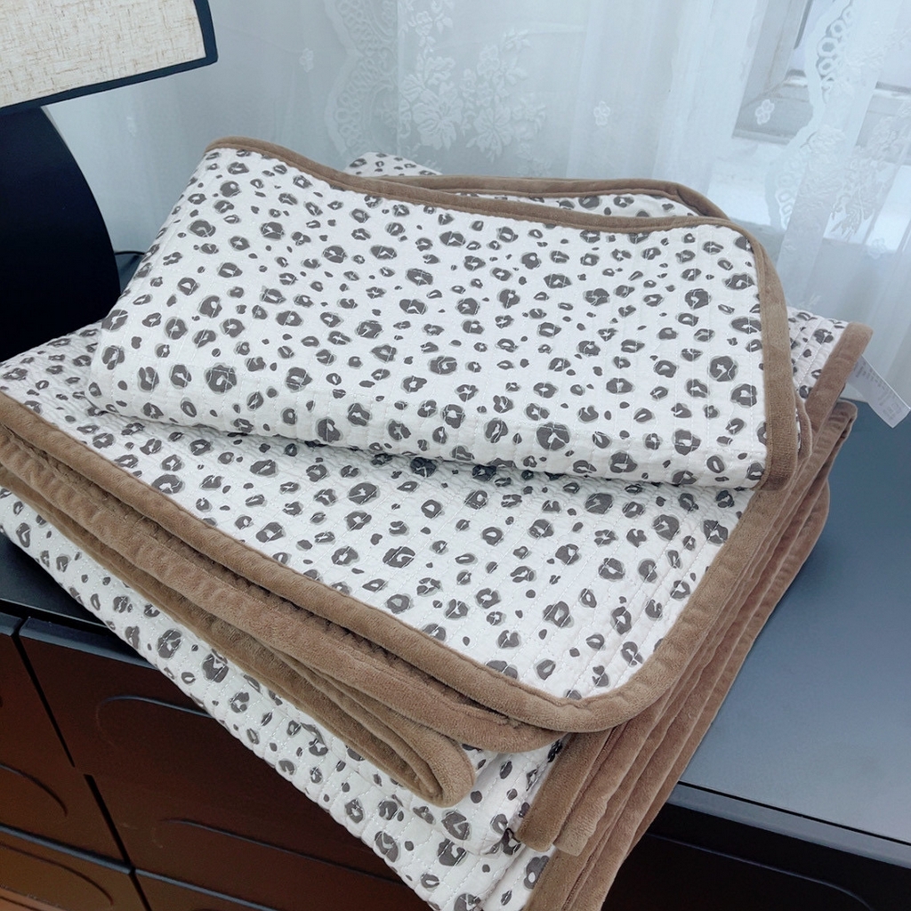 91家纺网 家纺一手货源 找家纺 暖居 2025新款棉加绒印花床盖 黑巧豹纹