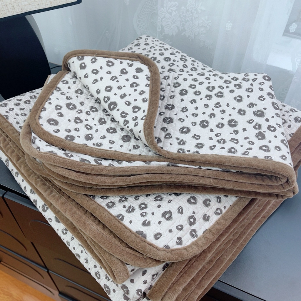 91家纺网 家纺一手货源 找家纺 暖居 2025新款棉加绒印花床盖 黑巧豹纹