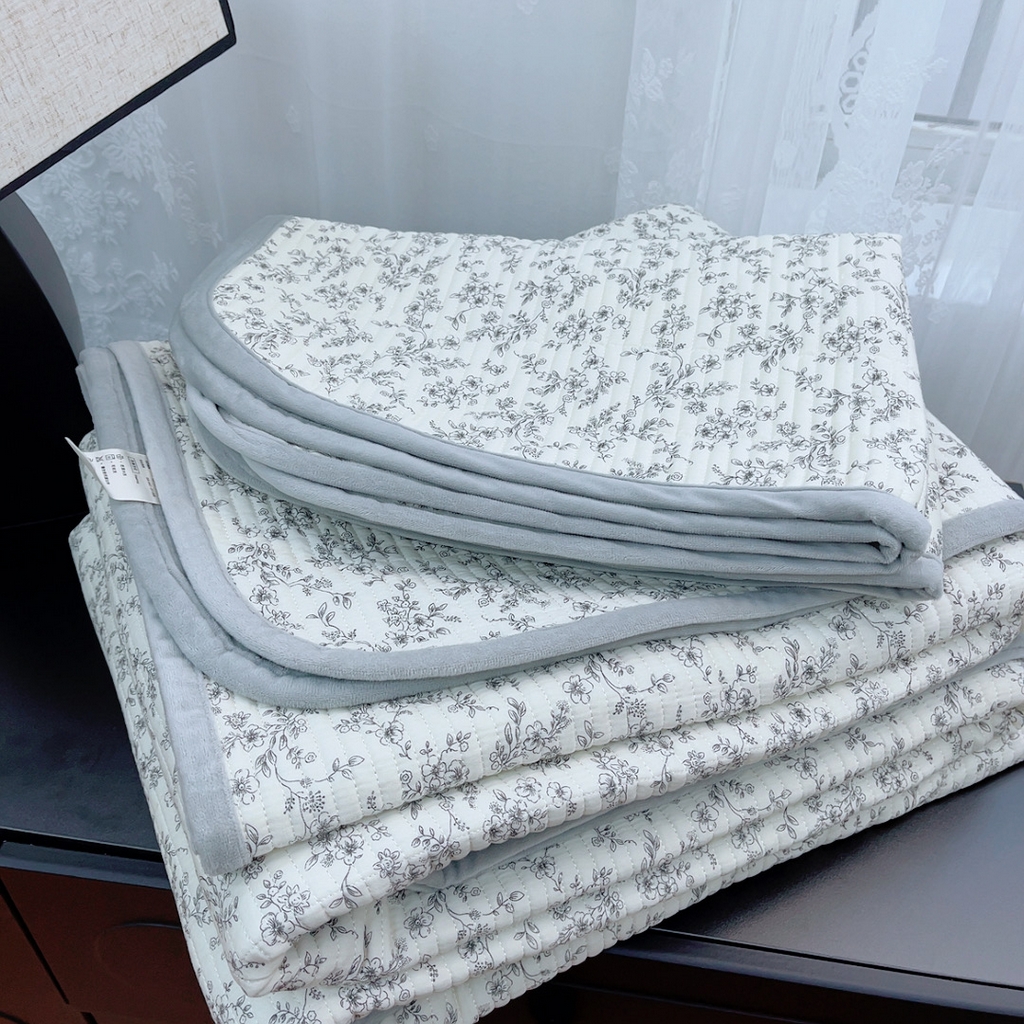91家纺网 家纺一手货源 找家纺 暖居 2025新款棉加绒印花床盖 灰雾