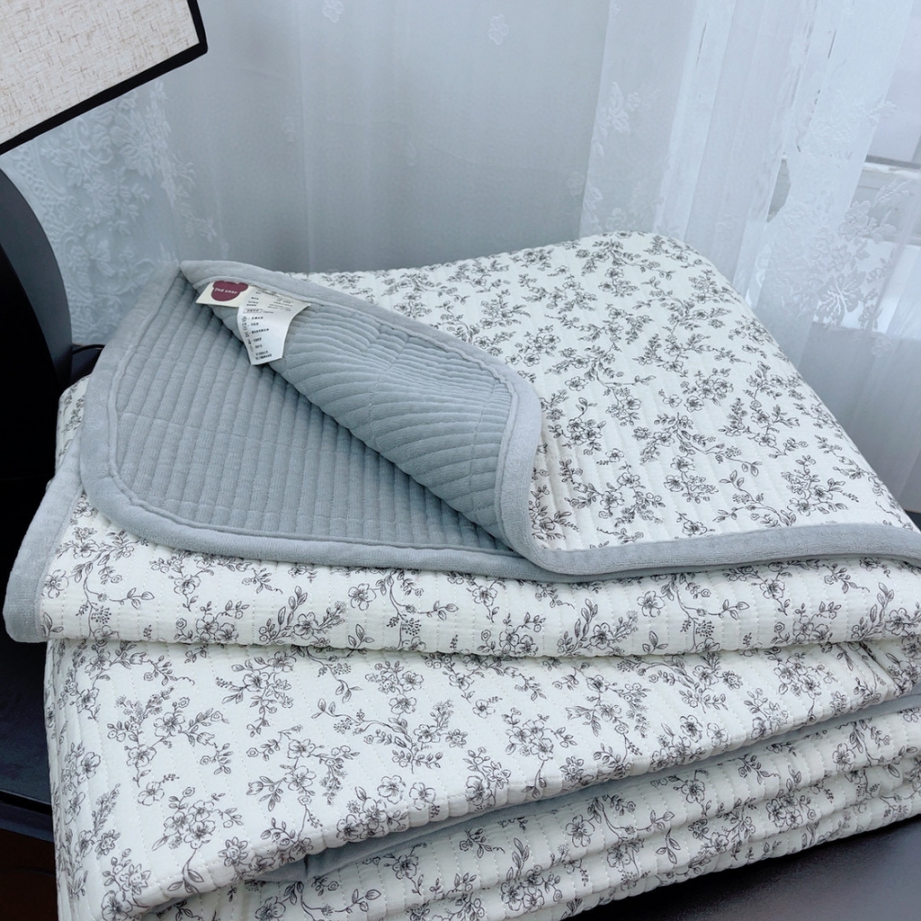91家纺网 家纺一手货源 找家纺 暖居 2025新款棉加绒印花床盖 灰雾