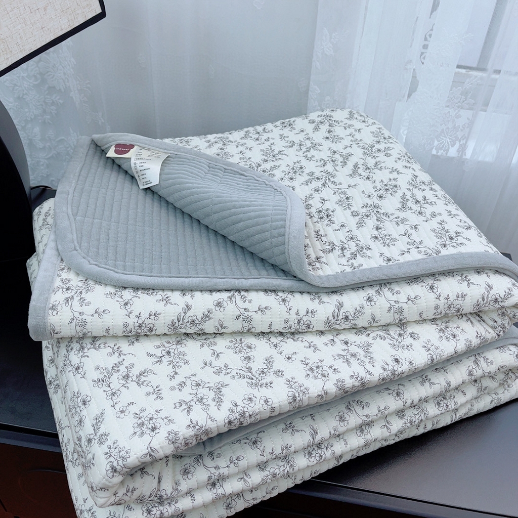 91家纺网 家纺一手货源 找家纺 暖居 2025新款棉加绒印花床盖 灰雾