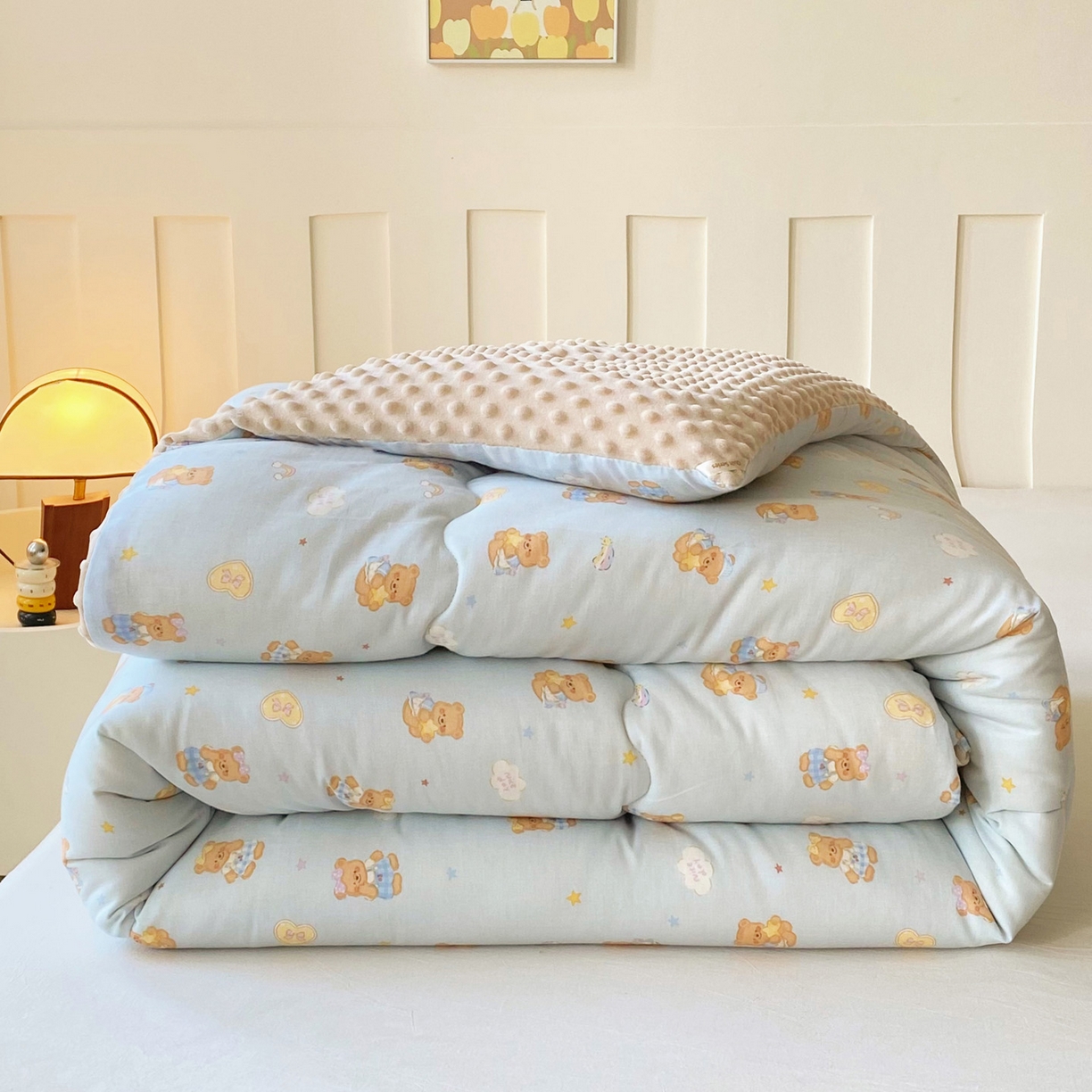 91家纺网 家纺一手货源 找家纺 小叮当家纺仓储工厂店 2025新款A类母婴级全棉双层纱婴儿绒210g豆豆被20%大豆纤维单人双人被芯 彩虹小熊