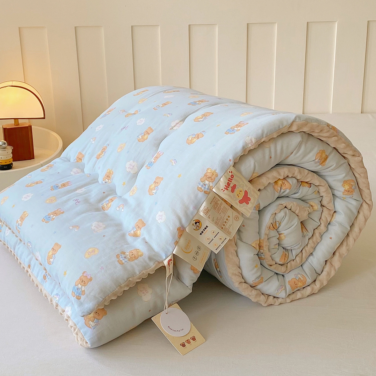 91家纺网 家纺一手货源 找家纺 小叮当家纺仓储工厂店 2025新款A类母婴级全棉双层纱婴儿绒210g豆豆被20%大豆纤维单人双人被芯 彩虹小熊