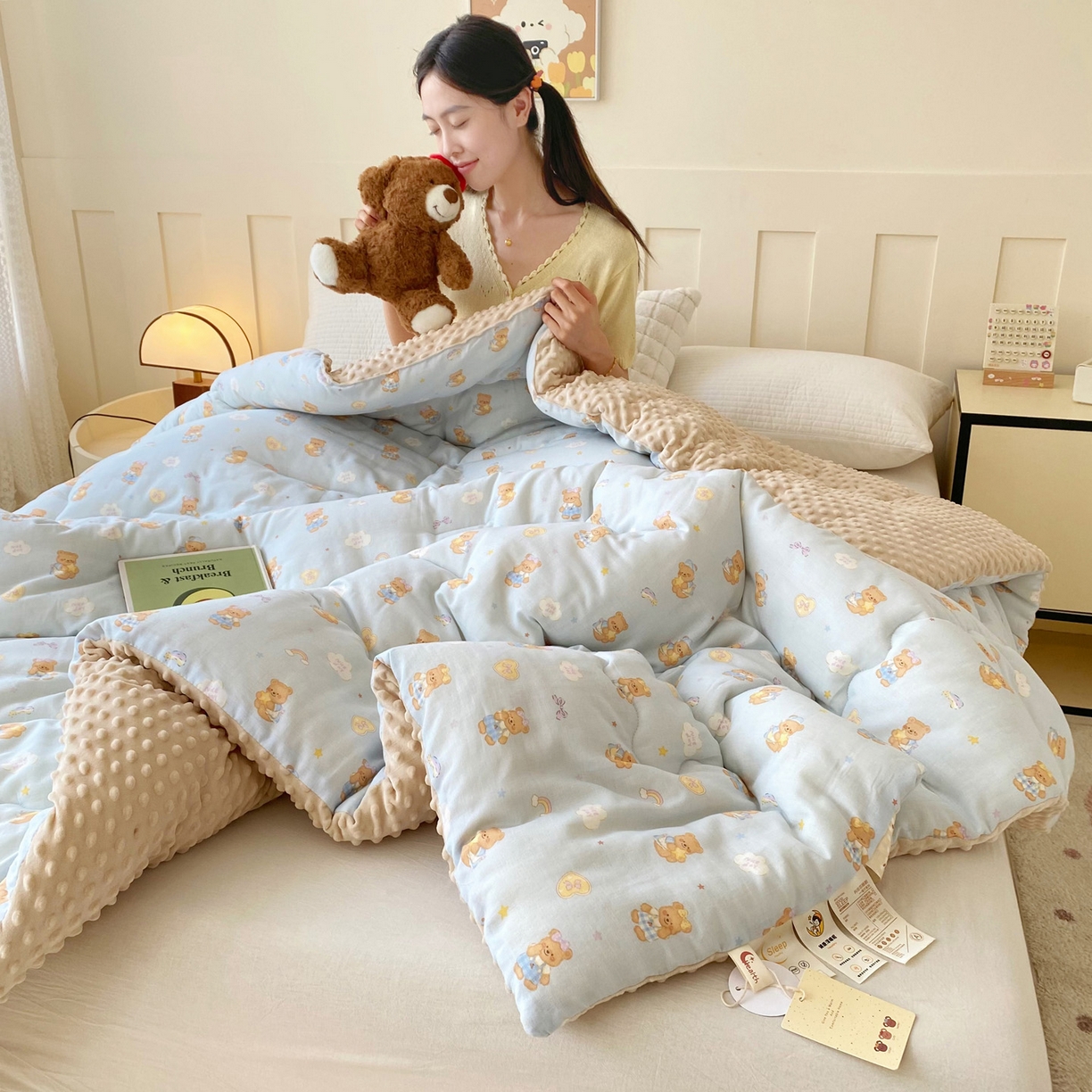 91家纺网 家纺一手货源 找家纺 小叮当家纺仓储工厂店 2025新款A类母婴级全棉双层纱婴儿绒210g豆豆被20%大豆纤维单人双人被芯 彩虹小熊