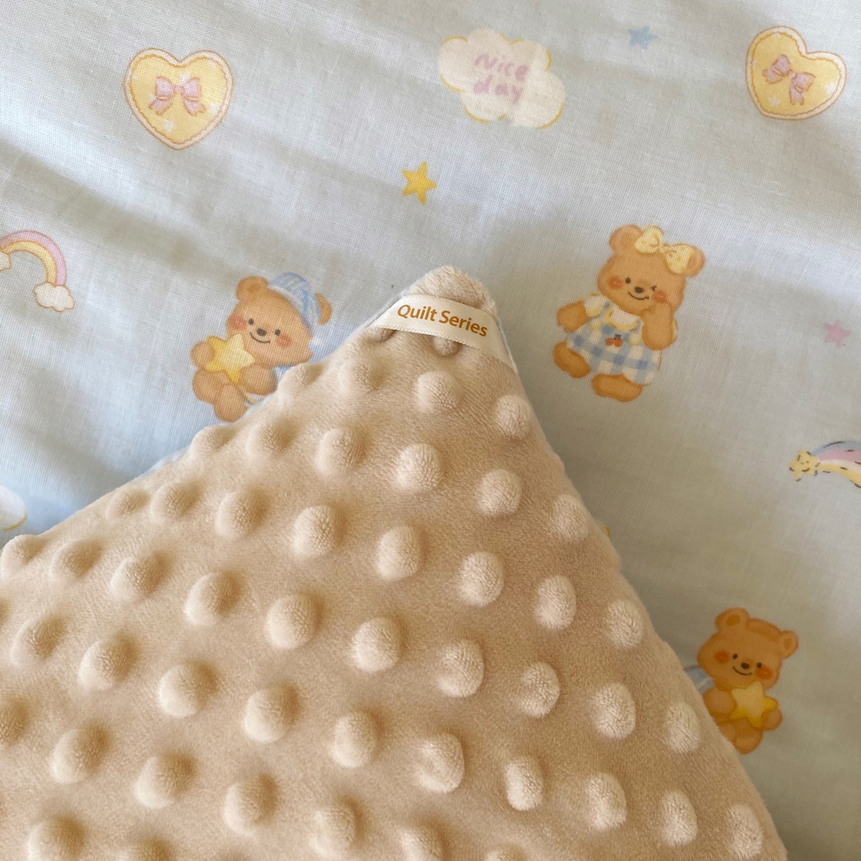 91家纺网 家纺一手货源 找家纺 小叮当家纺仓储工厂店 2025新款A类母婴级全棉双层纱婴儿绒210g豆豆被20%大豆纤维单人双人被芯 彩虹小熊