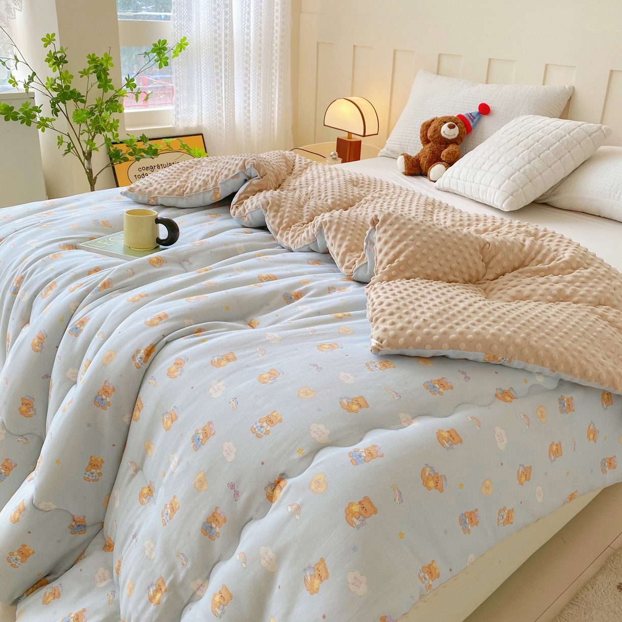 91家纺网 家纺一手货源 找家纺 小叮当家纺仓储工厂店 2025新款A类母婴级全棉双层纱婴儿绒210g豆豆被20%大豆纤维单人双人被芯 彩虹小熊