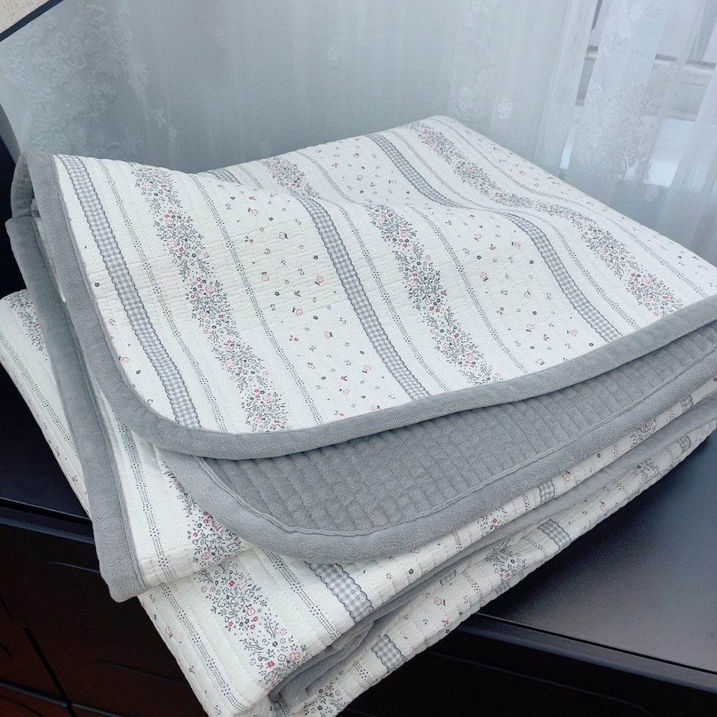91家纺网 家纺一手货源 找家纺 暖居 2025新款棉加绒印花床盖 灰宵