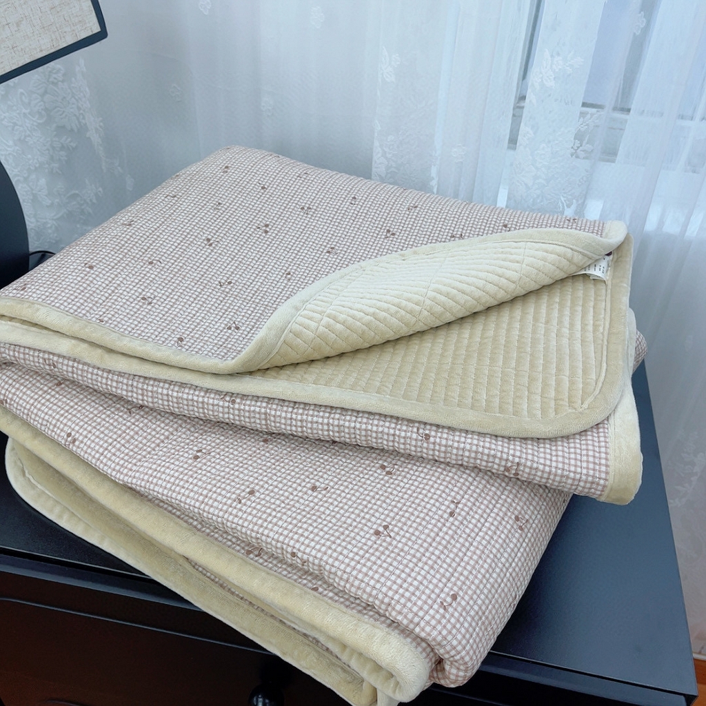 91家纺网 家纺一手货源 找家纺 暖居 2025新款棉加绒印花床盖 芍药卡其