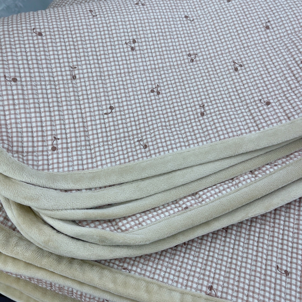 91家纺网 家纺一手货源 找家纺 暖居 2025新款棉加绒印花床盖 芍药卡其