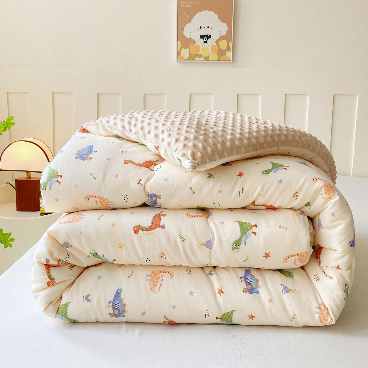 91家纺网 家纺一手货源 找家纺 小叮当家纺仓储工厂店 2025新款A类母婴级全棉双层纱婴儿绒210g豆豆被20%大豆纤维单人双人被芯 恐龙世界