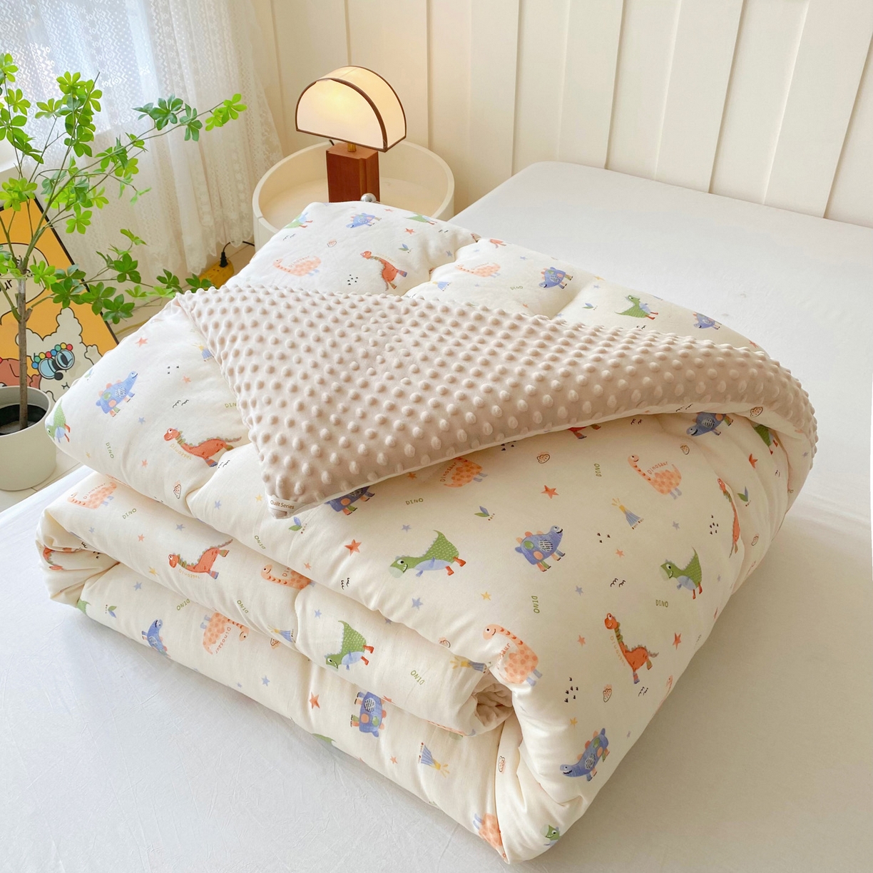 91家纺网 家纺一手货源 找家纺 小叮当家纺仓储工厂店 2025新款A类母婴级全棉双层纱婴儿绒210g豆豆被20%大豆纤维单人双人被芯 恐龙世界