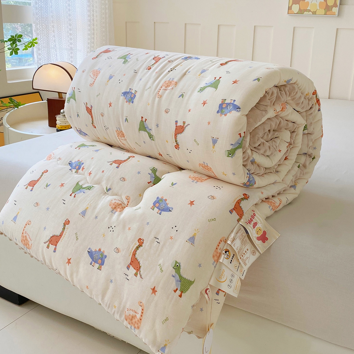 91家纺网 家纺一手货源 找家纺 小叮当家纺仓储工厂店 2025新款A类母婴级全棉双层纱婴儿绒210g豆豆被20%大豆纤维单人双人被芯 恐龙世界