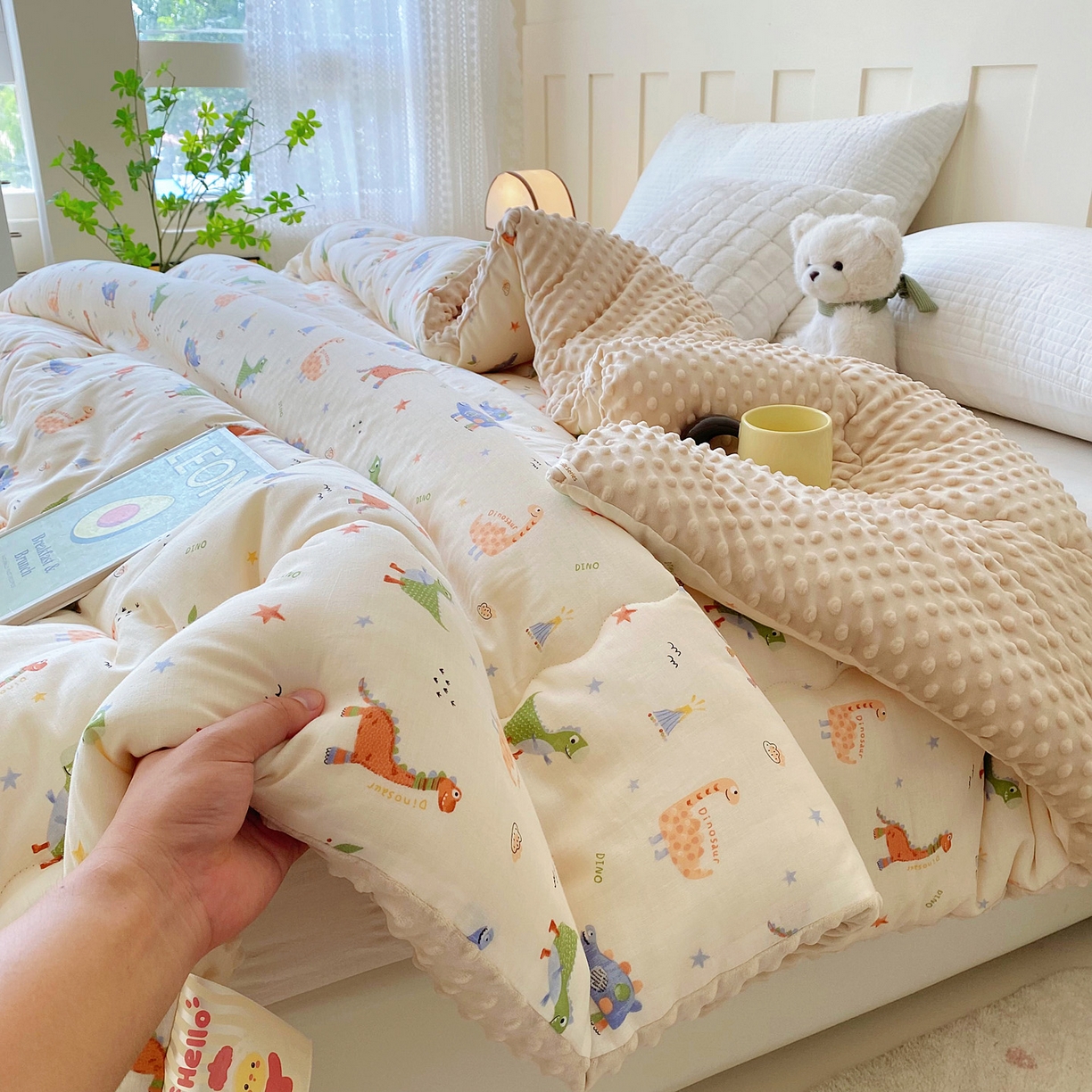 91家纺网 家纺一手货源 找家纺 小叮当家纺仓储工厂店 2025新款A类母婴级全棉双层纱婴儿绒210g豆豆被20%大豆纤维单人双人被芯 恐龙世界