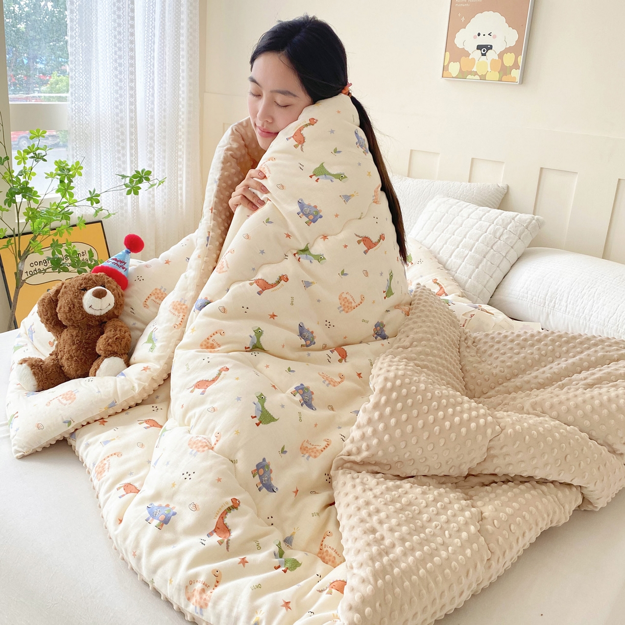 91家纺网 家纺一手货源 找家纺 小叮当家纺仓储工厂店 2025新款A类母婴级全棉双层纱婴儿绒210g豆豆被20%大豆纤维单人双人被芯 恐龙世界