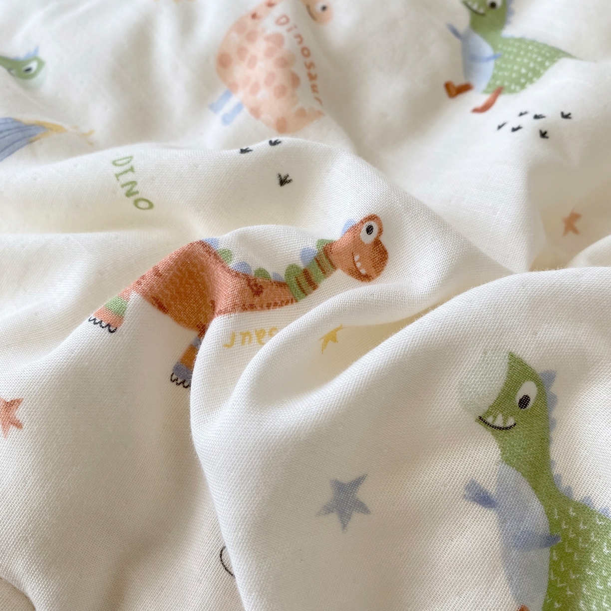 91家纺网 家纺一手货源 找家纺 小叮当家纺仓储工厂店 2025新款A类母婴级全棉双层纱婴儿绒210g豆豆被20%大豆纤维单人双人被芯 恐龙世界