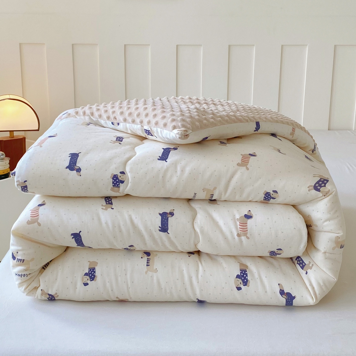 91家纺网 家纺一手货源 找家纺 小叮当家纺仓储工厂店 2025新款A类母婴级全棉双层纱婴儿绒210g豆豆被20%大豆纤维单人双人被芯 腊肠狗