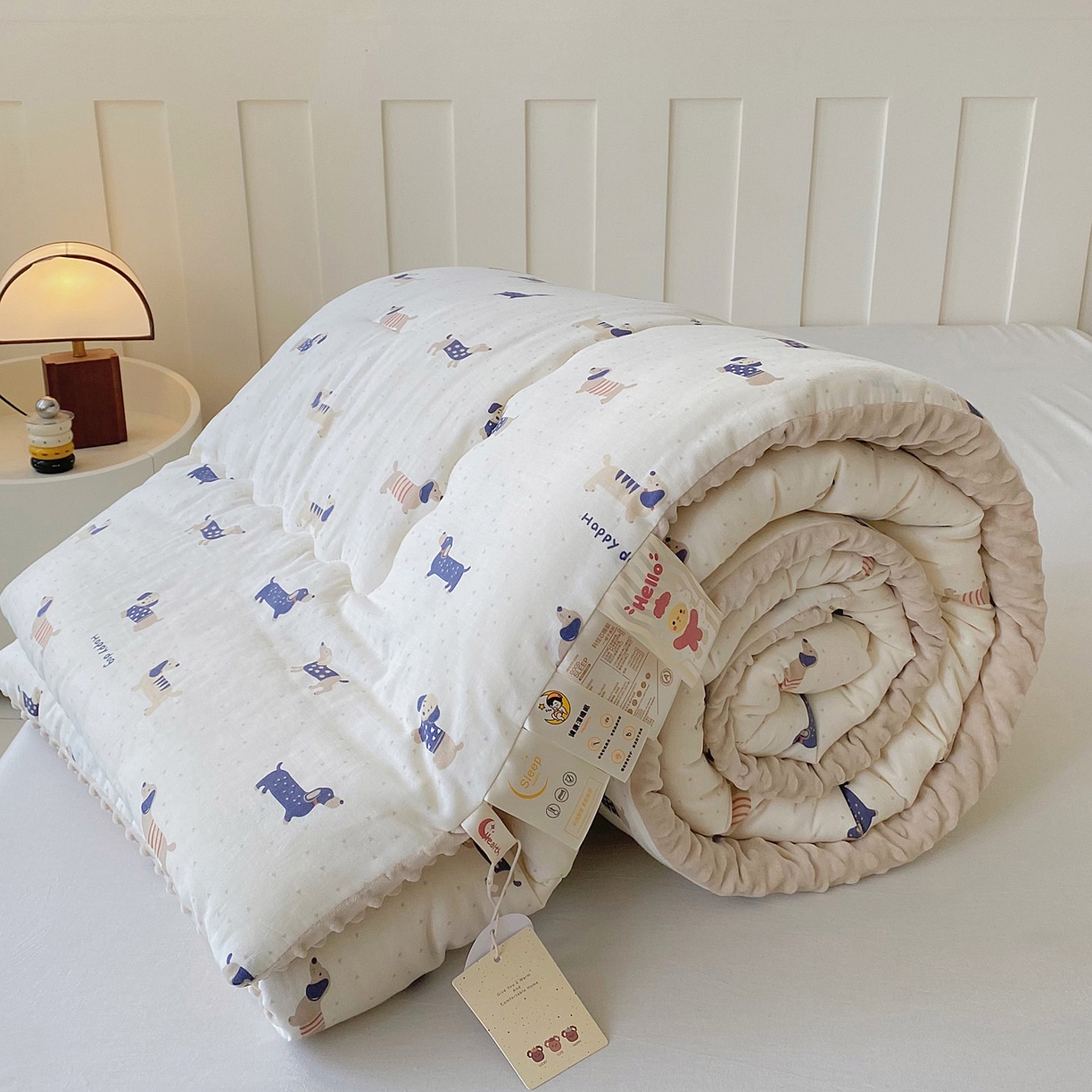 91家纺网 家纺一手货源 找家纺 小叮当家纺仓储工厂店 2025新款A类母婴级全棉双层纱婴儿绒210g豆豆被20%大豆纤维单人双人被芯 腊肠狗