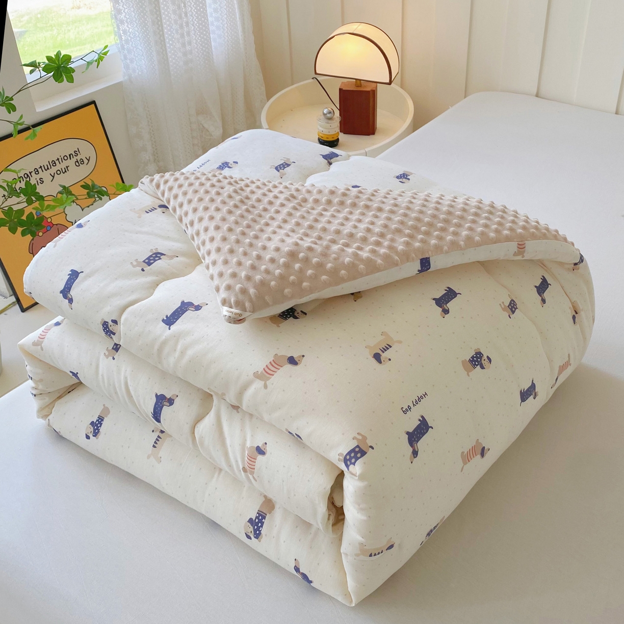 91家纺网 家纺一手货源 找家纺 小叮当家纺仓储工厂店 2025新款A类母婴级全棉双层纱婴儿绒210g豆豆被20%大豆纤维单人双人被芯 腊肠狗