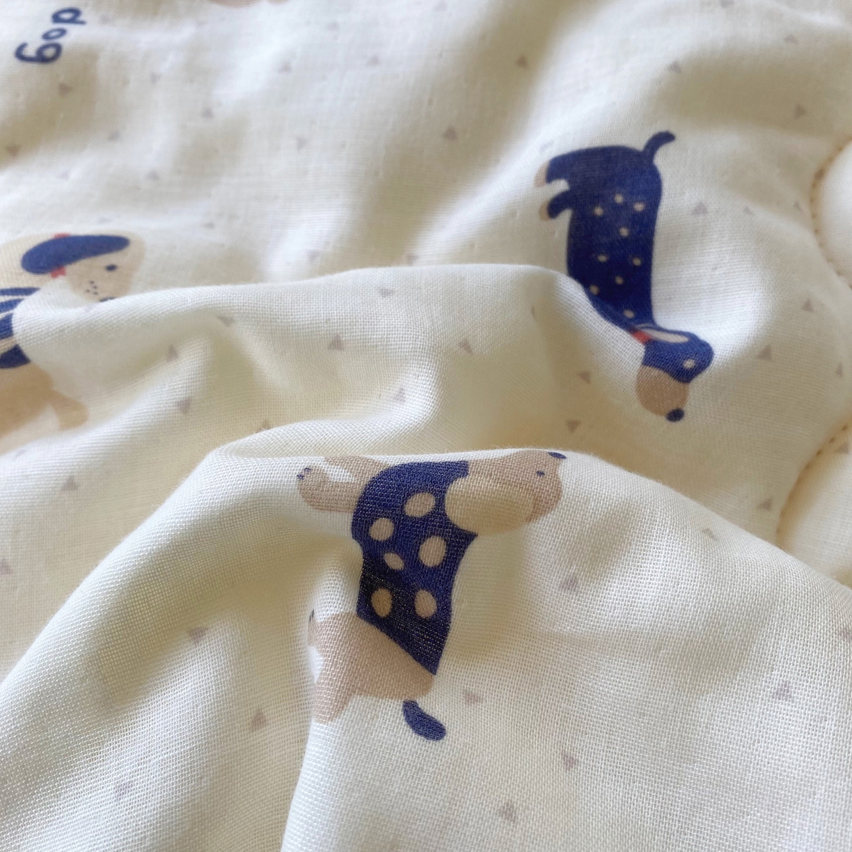 91家纺网 家纺一手货源 找家纺 小叮当家纺仓储工厂店 2025新款A类母婴级全棉双层纱婴儿绒210g豆豆被20%大豆纤维单人双人被芯 腊肠狗