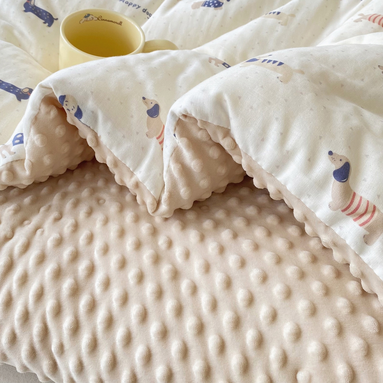 91家纺网 家纺一手货源 找家纺 小叮当家纺仓储工厂店 2025新款A类母婴级全棉双层纱婴儿绒210g豆豆被20%大豆纤维单人双人被芯 腊肠狗