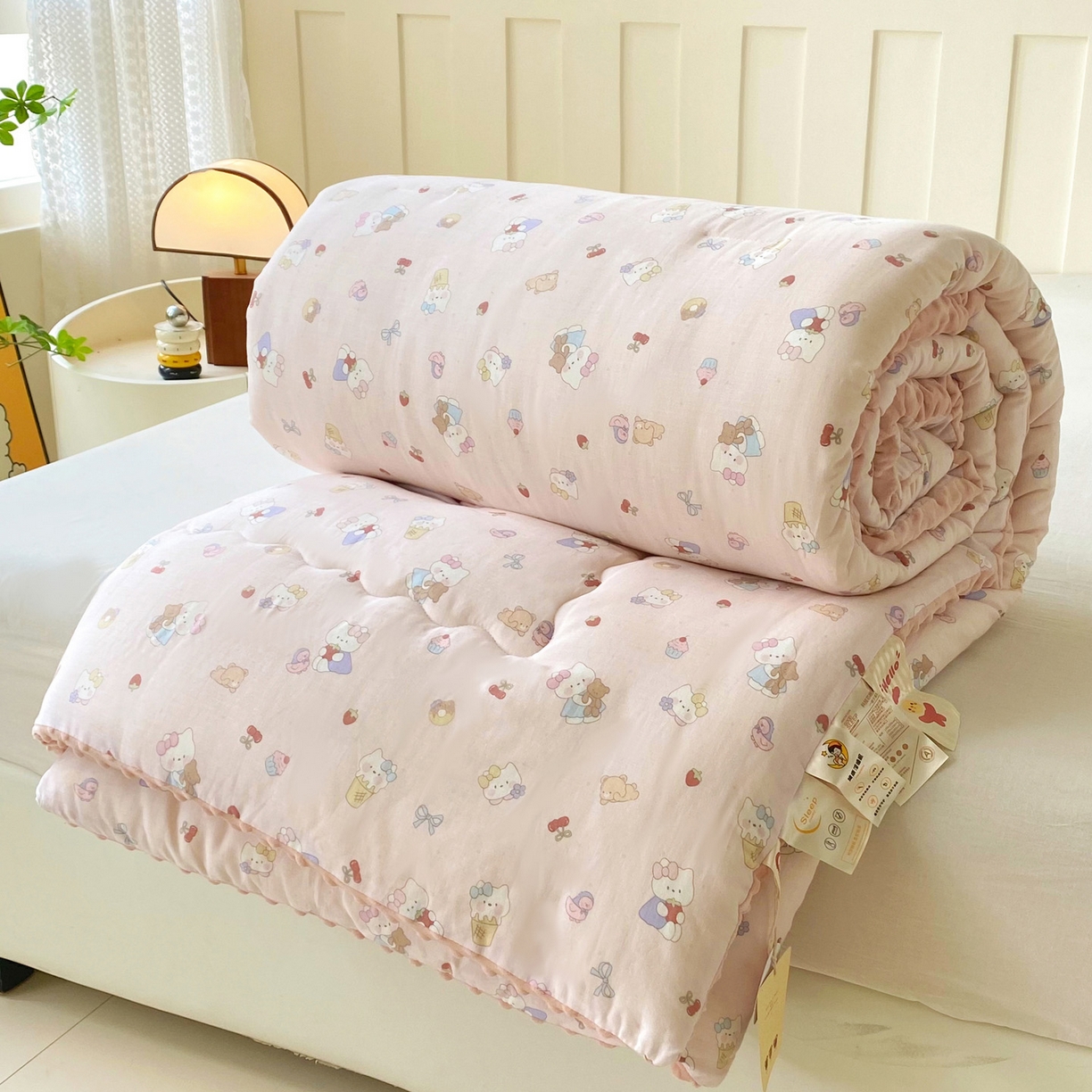 91家纺网 家纺一手货源 找家纺 小叮当家纺仓储工厂店 2025新款A类母婴级全棉双层纱婴儿绒210g豆豆被20%大豆纤维单人双人被芯 莓烦恼