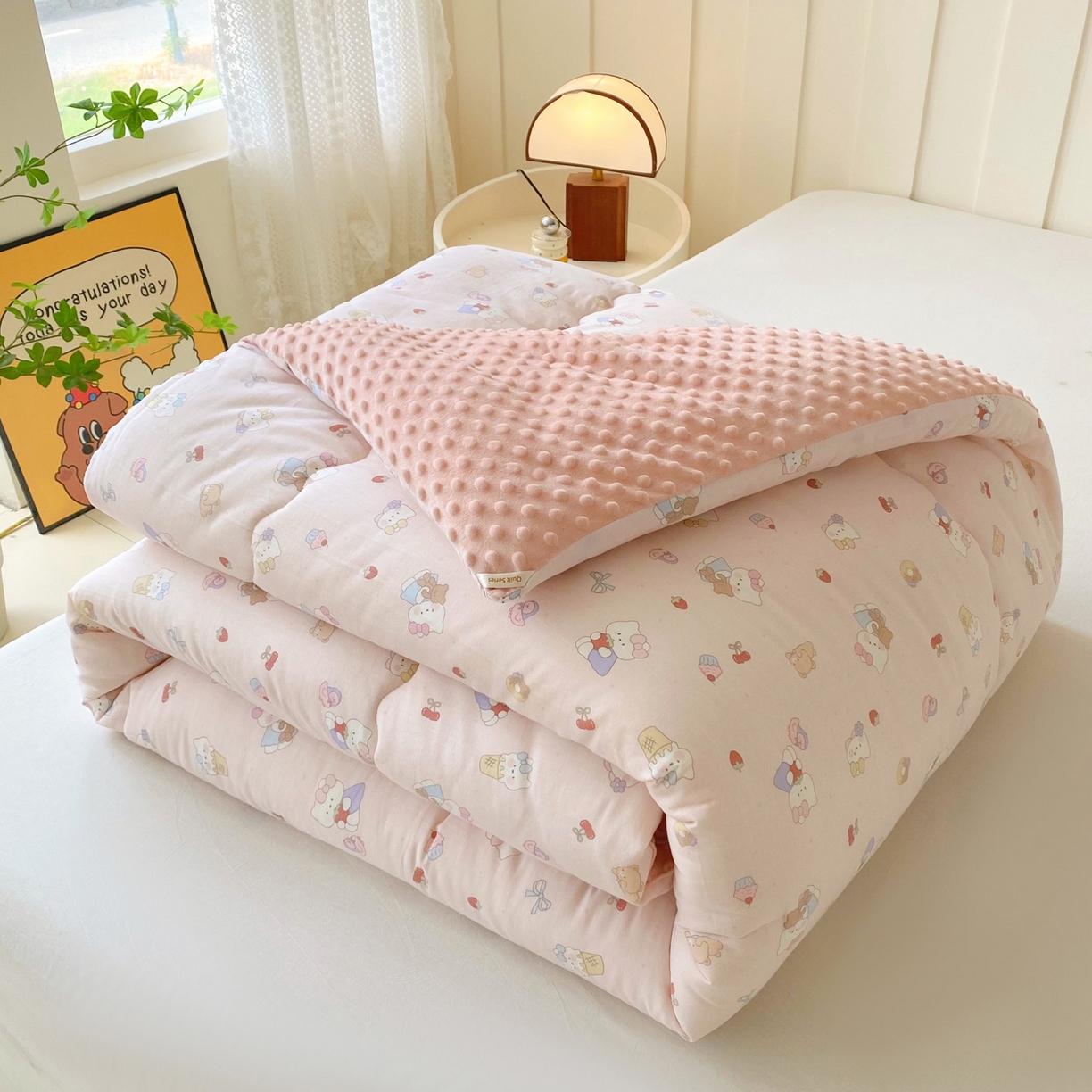 91家纺网 家纺一手货源 找家纺 小叮当家纺仓储工厂店 2025新款A类母婴级全棉双层纱婴儿绒210g豆豆被20%大豆纤维单人双人被芯 莓烦恼