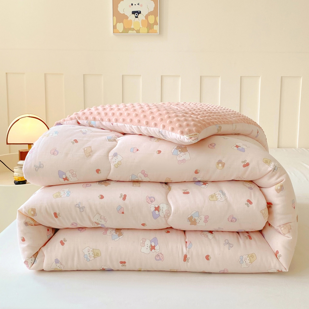 91家纺网 家纺一手货源 找家纺 小叮当家纺仓储工厂店 2025新款A类母婴级全棉双层纱婴儿绒210g豆豆被20%大豆纤维单人双人被芯 莓烦恼