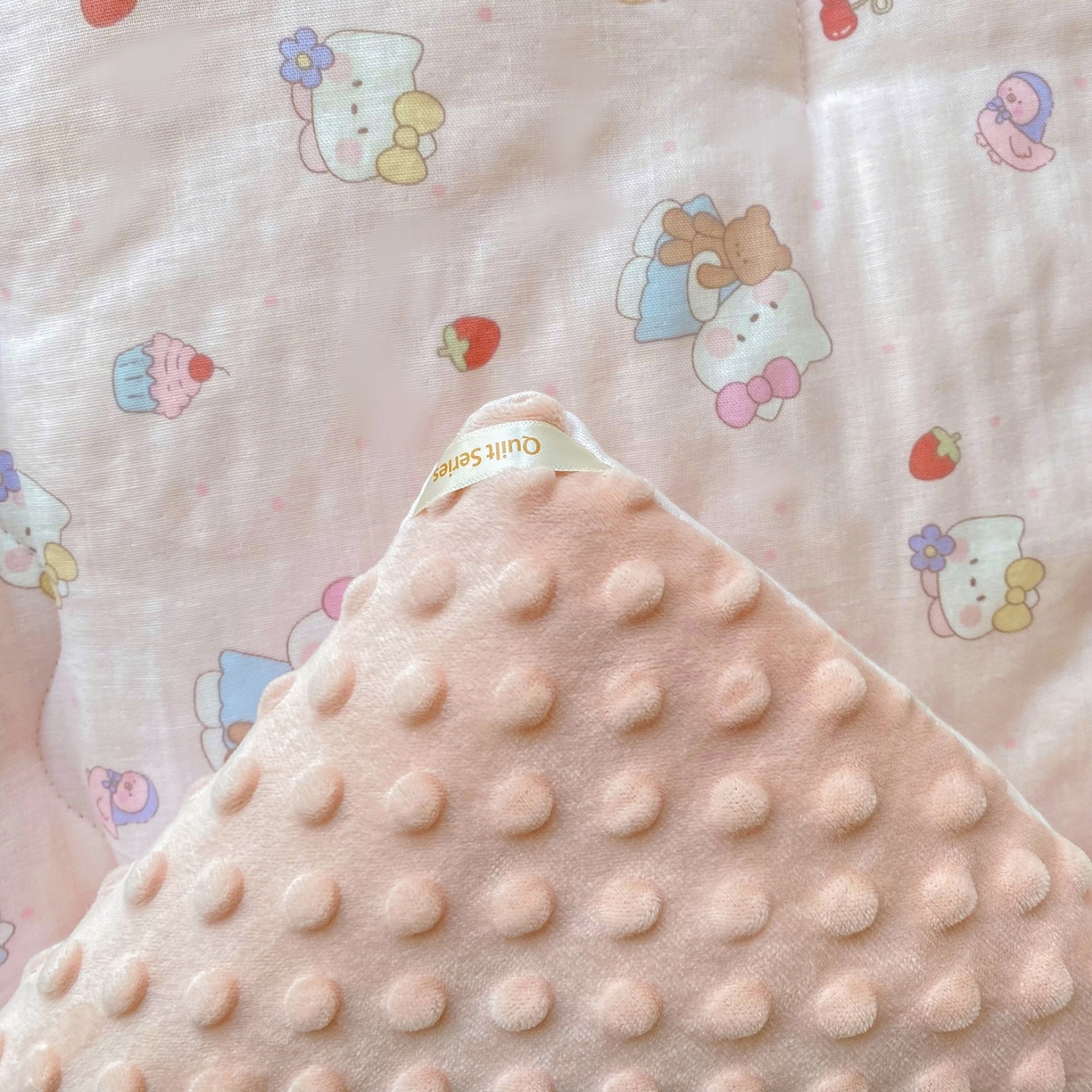 91家纺网 家纺一手货源 找家纺 小叮当家纺仓储工厂店 2025新款A类母婴级全棉双层纱婴儿绒210g豆豆被20%大豆纤维单人双人被芯 莓烦恼