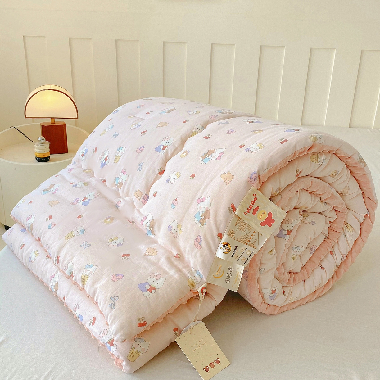 91家纺网 家纺一手货源 找家纺 小叮当家纺仓储工厂店 2025新款A类母婴级全棉双层纱婴儿绒210g豆豆被20%大豆纤维单人双人被芯 莓烦恼