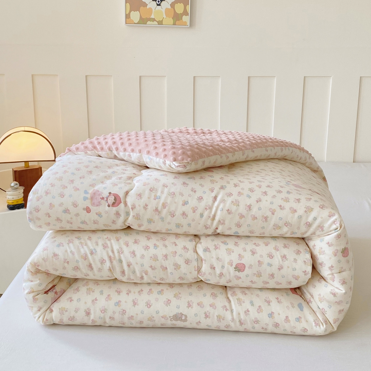 91家纺网 家纺一手货源 找家纺 小叮当家纺仓储工厂店 2025新款A类母婴级全棉双层纱婴儿绒210g豆豆被20%大豆纤维单人双人被芯 蜜桃小姐