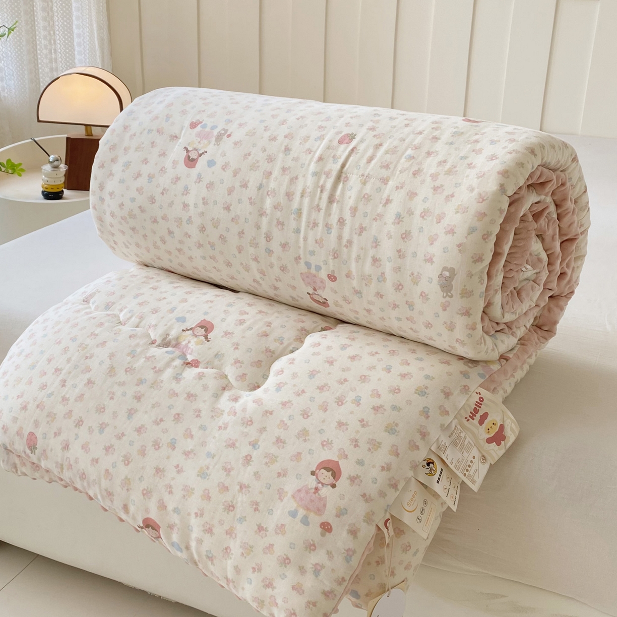 91家纺网 家纺一手货源 找家纺 小叮当家纺仓储工厂店 2025新款A类母婴级全棉双层纱婴儿绒210g豆豆被20%大豆纤维单人双人被芯 蜜桃小姐