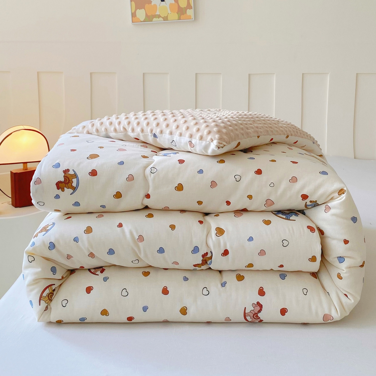 91家纺网 家纺一手货源 找家纺 小叮当家纺仓储工厂店 2025新款A类母婴级全棉双层纱婴儿绒210g豆豆被20%大豆纤维单人双人被芯 木马梦幻