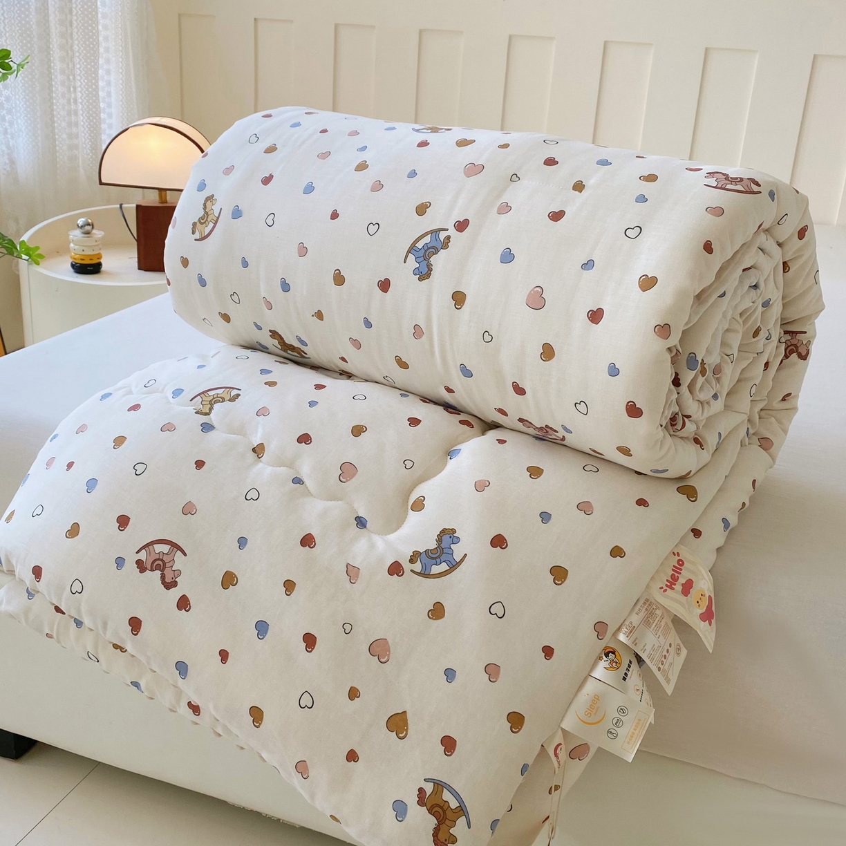 91家纺网 家纺一手货源 找家纺 小叮当家纺仓储工厂店 2025新款A类母婴级全棉双层纱婴儿绒210g豆豆被20%大豆纤维单人双人被芯 木马梦幻