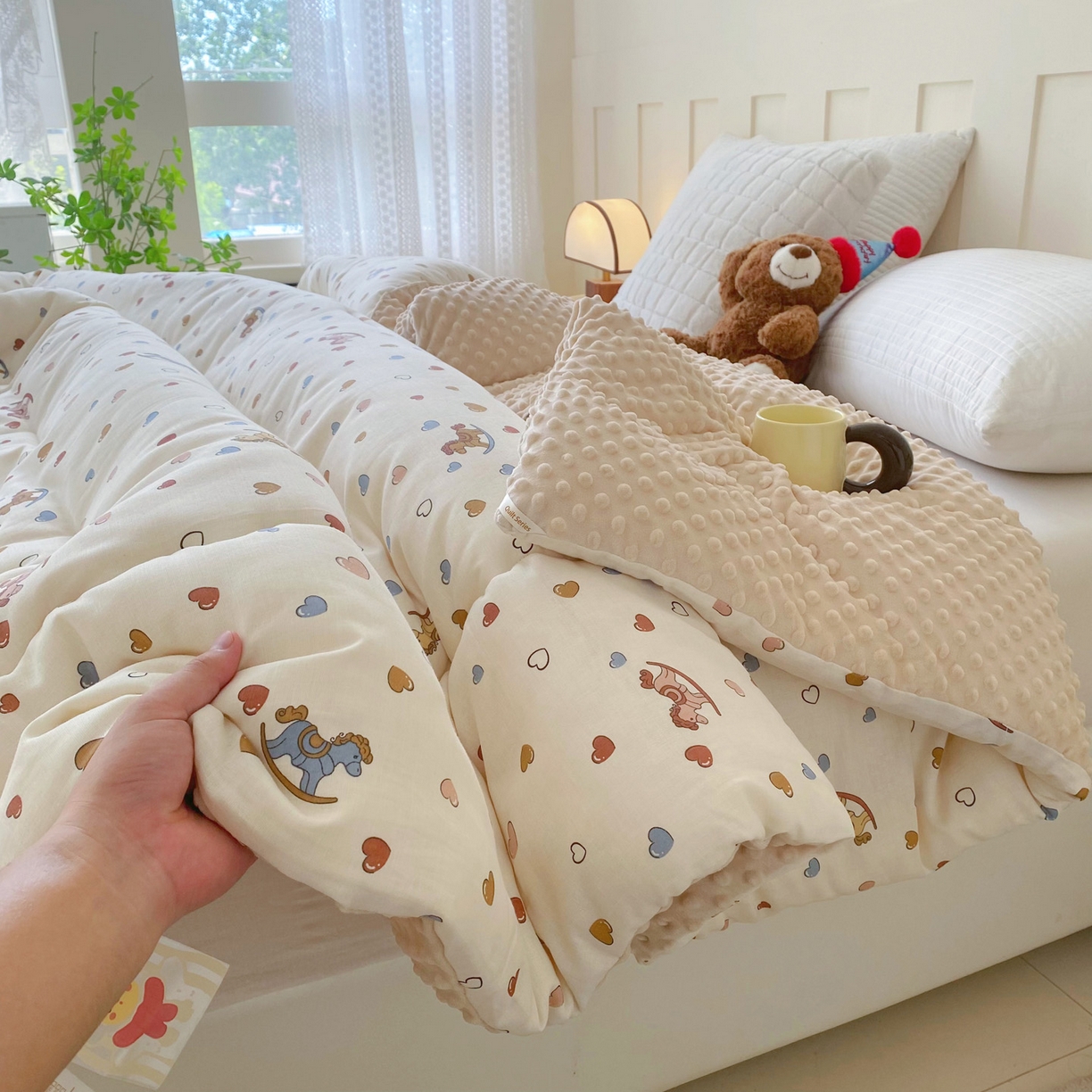 91家纺网 家纺一手货源 找家纺 小叮当家纺仓储工厂店 2025新款A类母婴级全棉双层纱婴儿绒210g豆豆被20%大豆纤维单人双人被芯 木马梦幻